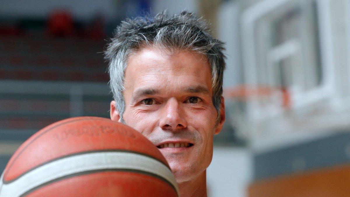 Borja Comenge posa para el ‘Diari’ en la pista del Serrallo en la que dirigirá el próximo curso al Ibersol CBT.