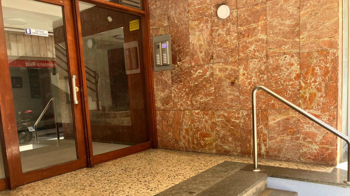 El acceso al portal donde han ocurrido los hechos.