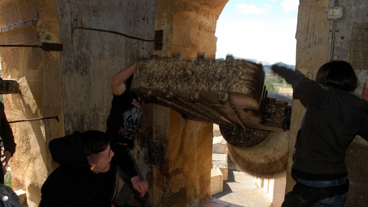 Imagen de archivo del tradicional ‘toc de ventar’ en el campanario de El Pinell de Brai.