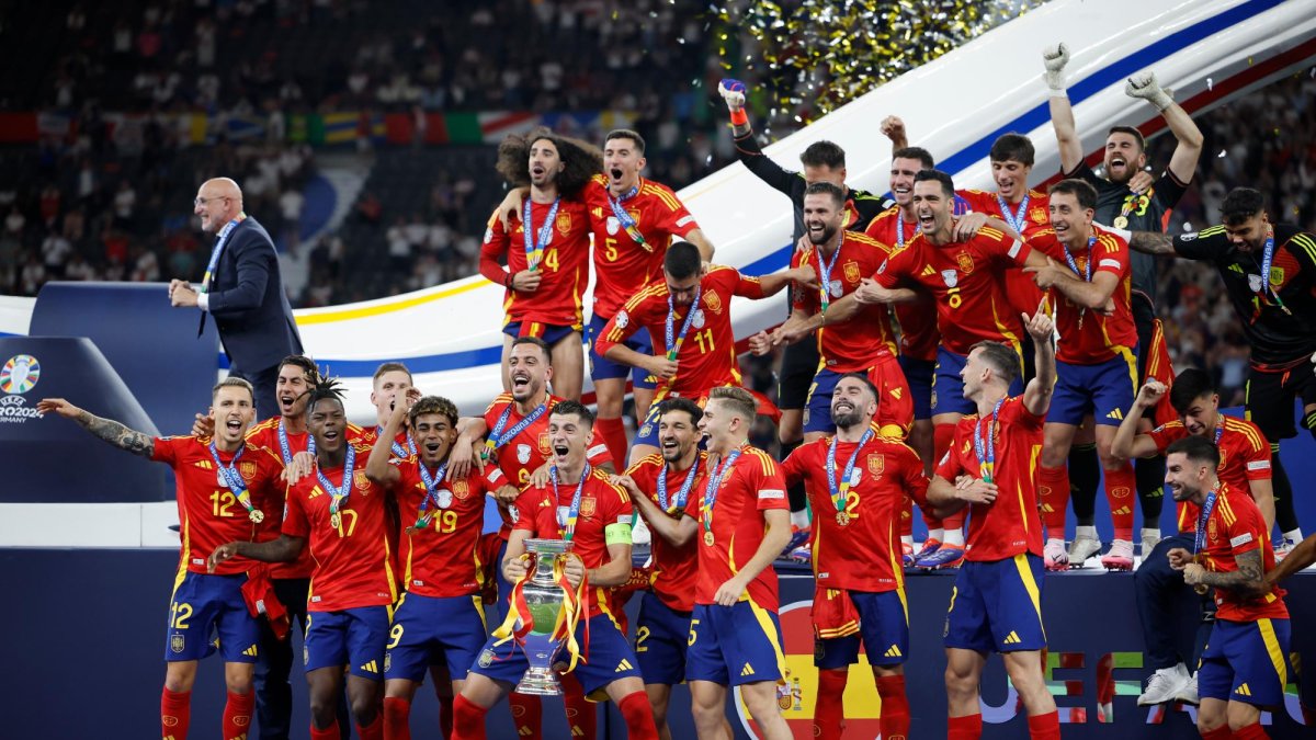 España alza la Eurocopa conseguida en Berlín.