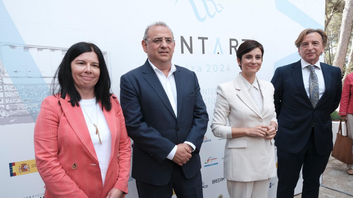 La ministra de Vivienda y Agenda Urbana, Isabel Rodríguez (2d), asiste a la inauguración de la Convención Internacional de la Arquitectura Técnica Contart 2024 en Ibiza este jueves.