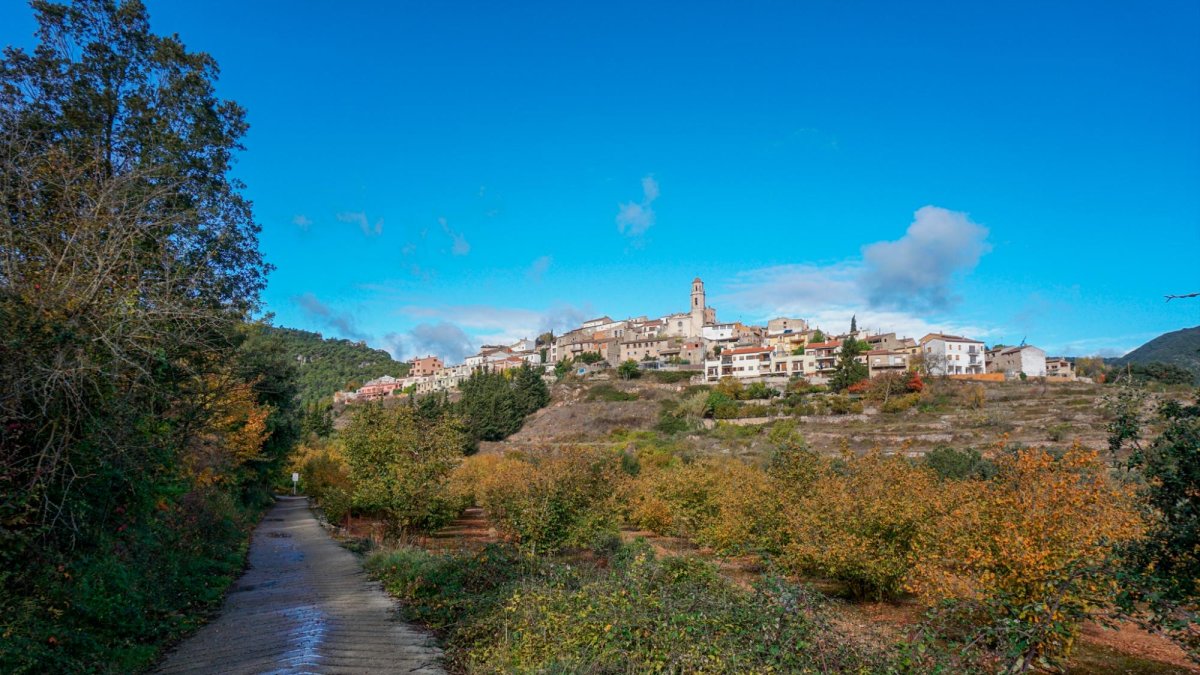 Vista de la población de camino a Les Tosques.