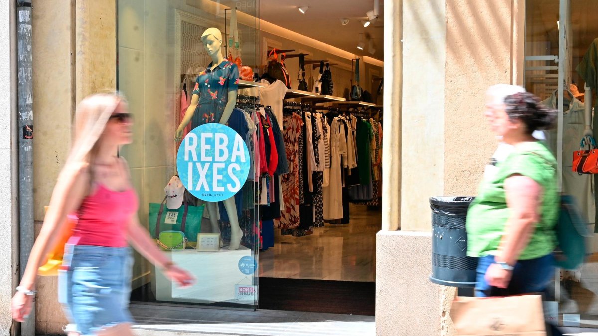 La temporada de rebajas ya ha arrancado y la calle Llovera, en imagen, ya contaba ayer con gente aprovechando ofertas.