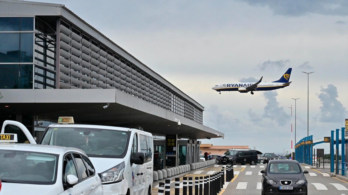 Un avión de Ryanair aterrizando en el Aeropuerto de Reus, esta temporada.