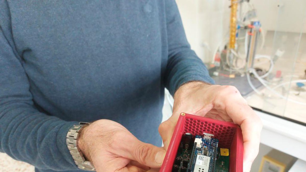 El investigador Eduard Llobet muestra un nodo desarrollado durante el proyecto.