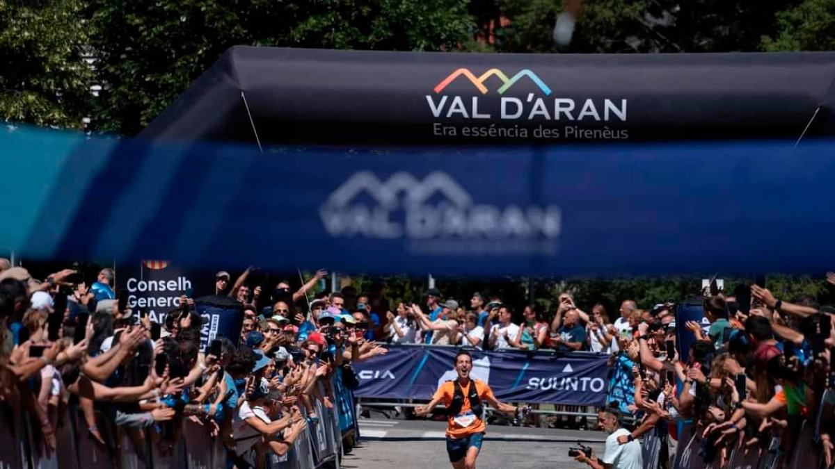 Apoteósica llegada de Víctor del Aguila.