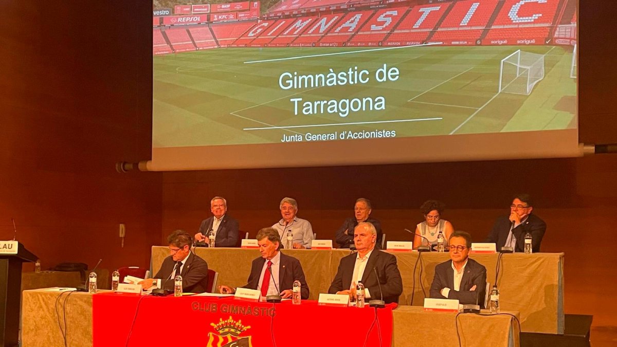 Mesa del Consejo de Administración del Nàstic en la Junta General de Accionistas Extraordinaria.