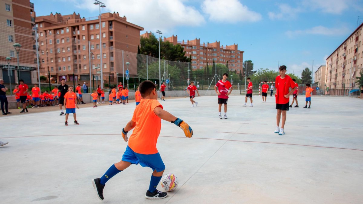 Los deportistas más jóvenes ya pueden disfrutar de las dos nuevas pistas.