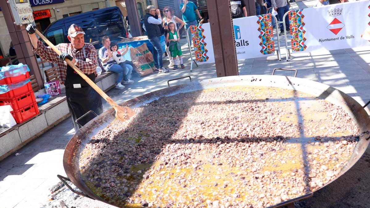 L’Associació de Restauradors de Valls es va encarregar d’elaborar les racions de faves.