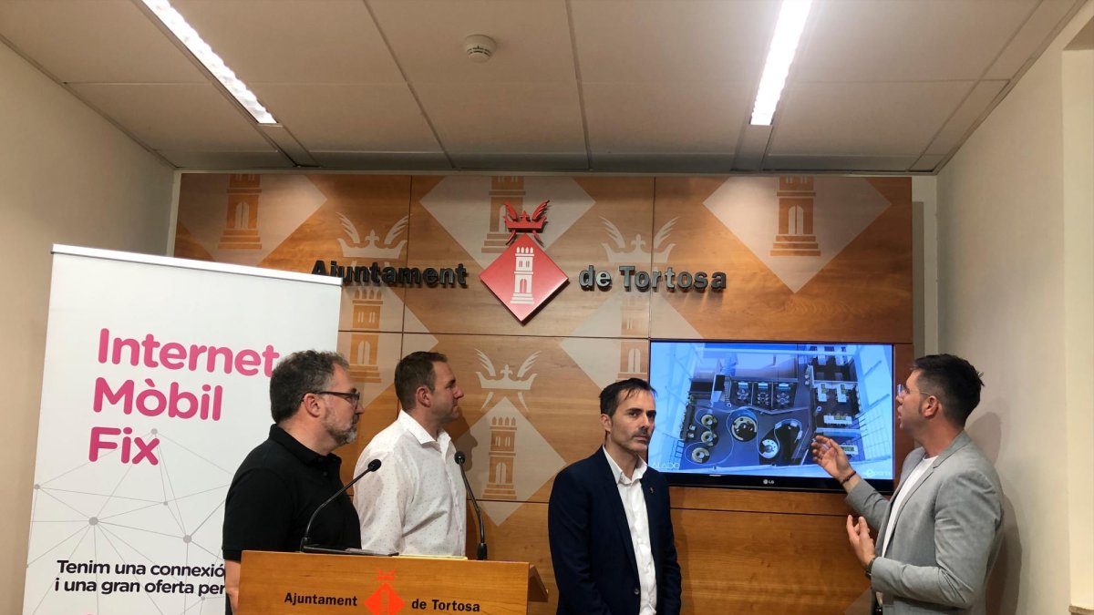 Els responsables de l’empresa i l’alcalde de Tortosa Jordi Jordan explicant el projecte.