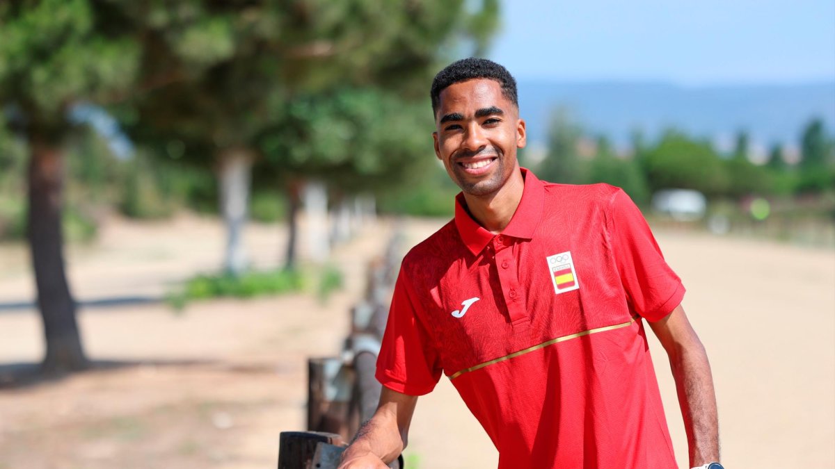 Abdessamad Oukhelfen, poco antes de marcharse hacia París.