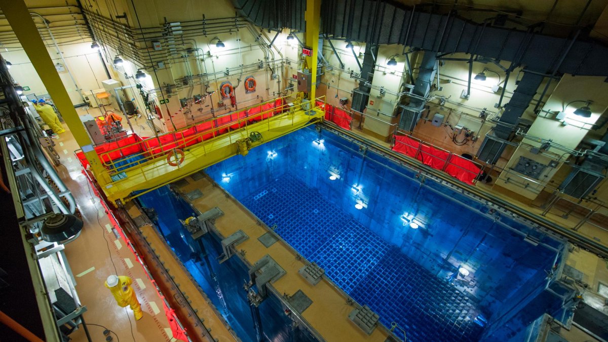 La piscina de la central de Vandellòs II donde alberga las cargas de combustible.