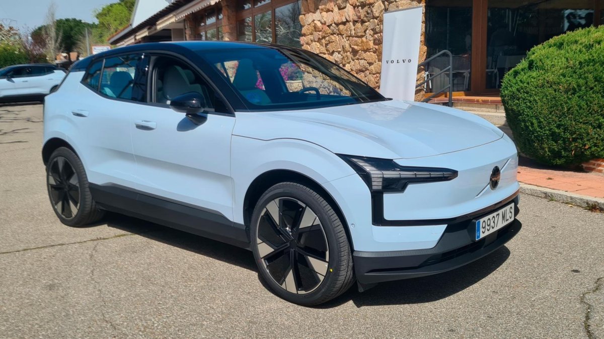 Es el primer vehículo equipado con la nueva  Park Assist Pilot.