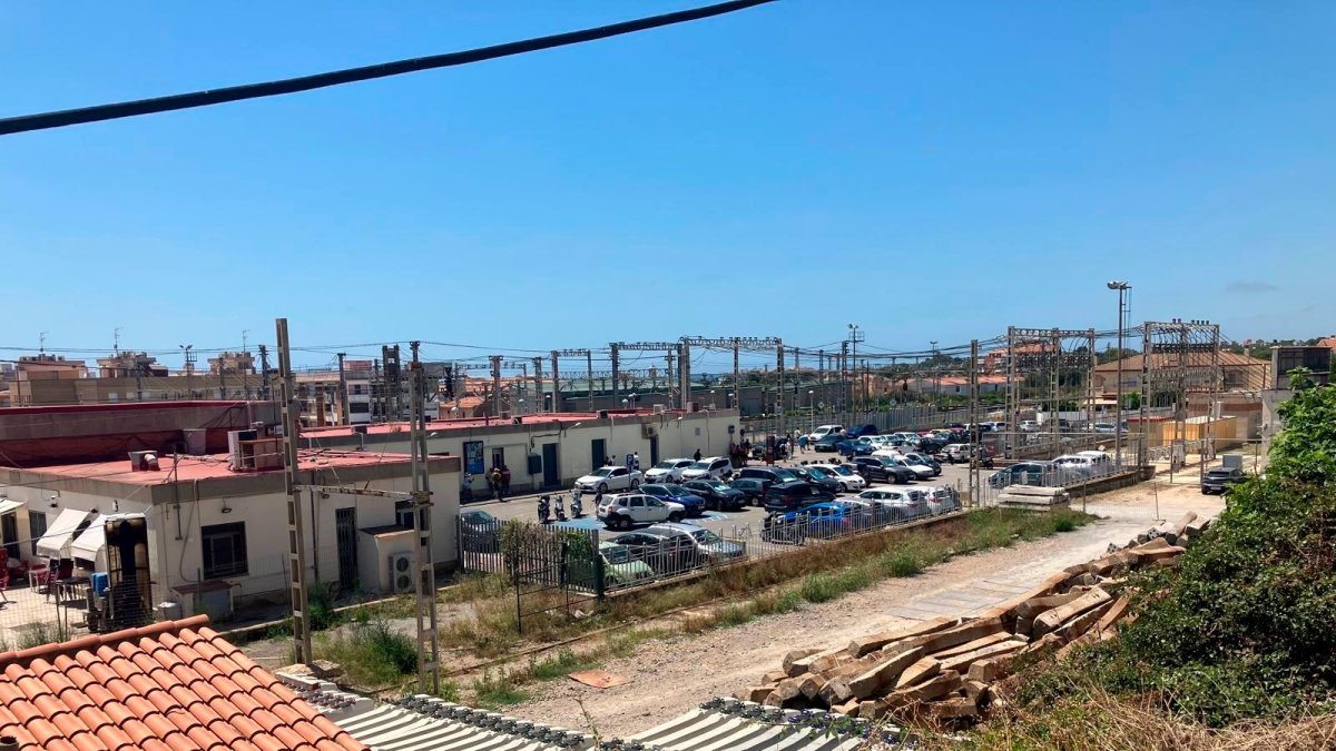 Pese a la importancia  como nudo ferroviario, la estación de Sant Vicenç de Calders carece de los servicios necesarios para atender a los viajeros.