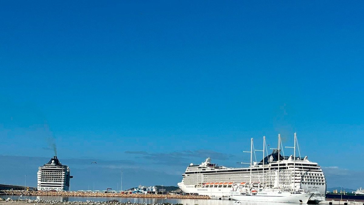 En el Moll de Balears y la nueva terminal de cruceros pueden operar hasta tres barcos de forma simultánea.