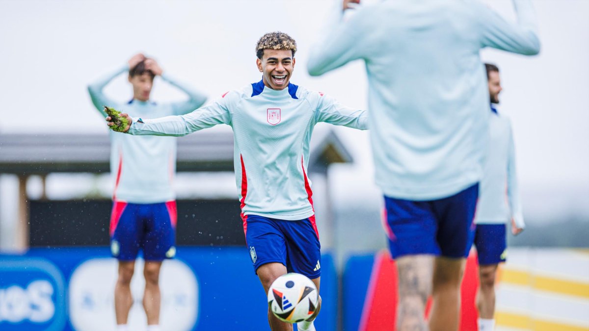 El delantero de la selección española Lamine Yamal (c) durante el entrenamiento de este jueves en Donaueschingen (Alemania), en la víspera de su encuentro de cuartos de final de la Eurocopa 2024 ante Alemania.