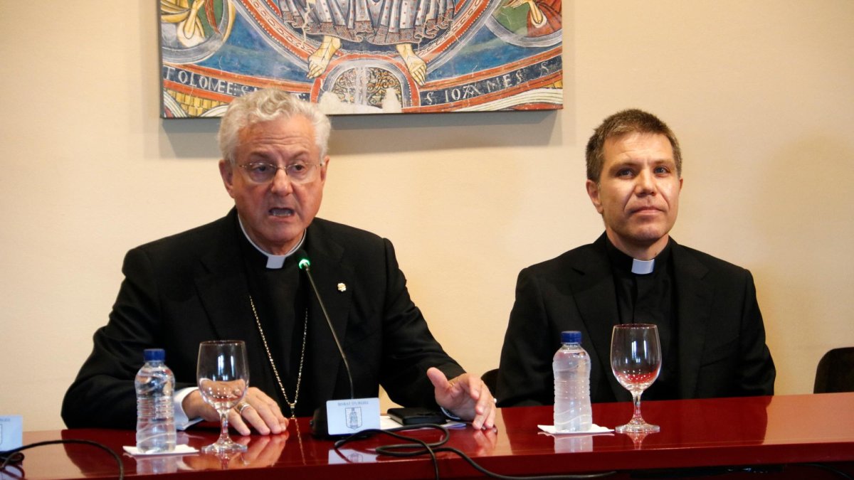 El nuevo obispo coadjutor de Urgell, monseñor Josep-Lluís Serrano Pentinat, a la derecha; junto al actual obispo urgelense, monseñor Enric Vives.