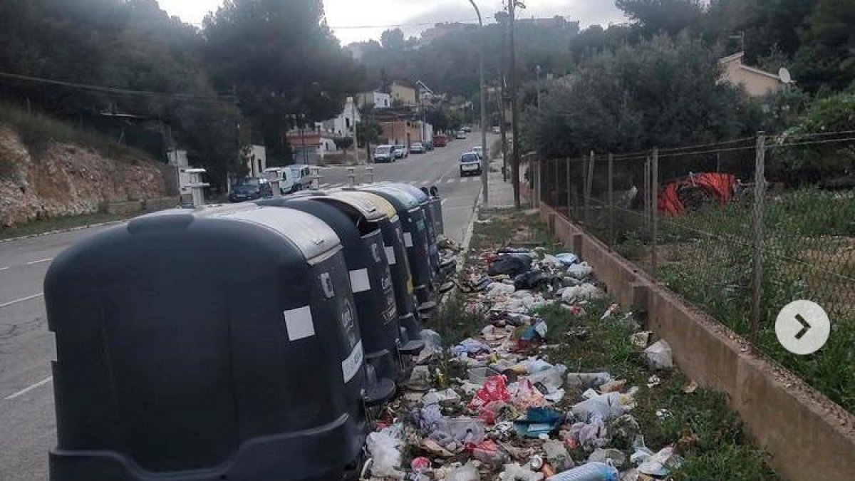 Basura tirada junto a los contenedores inteligentes.