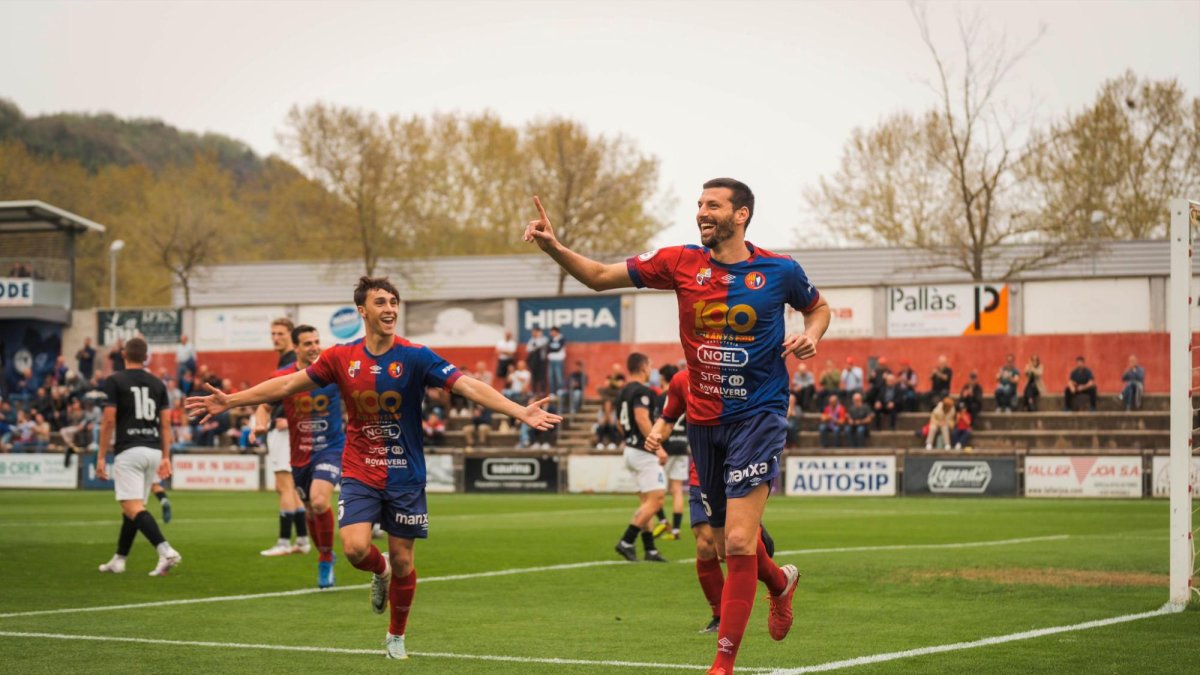El jugador del Olot, Bruno Perone, celebra su gol.