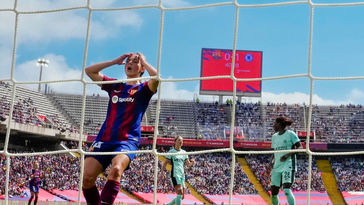 La futbolista del FC Barcelona Aitana Bonmatí se lamenta de una ocasión perdida.