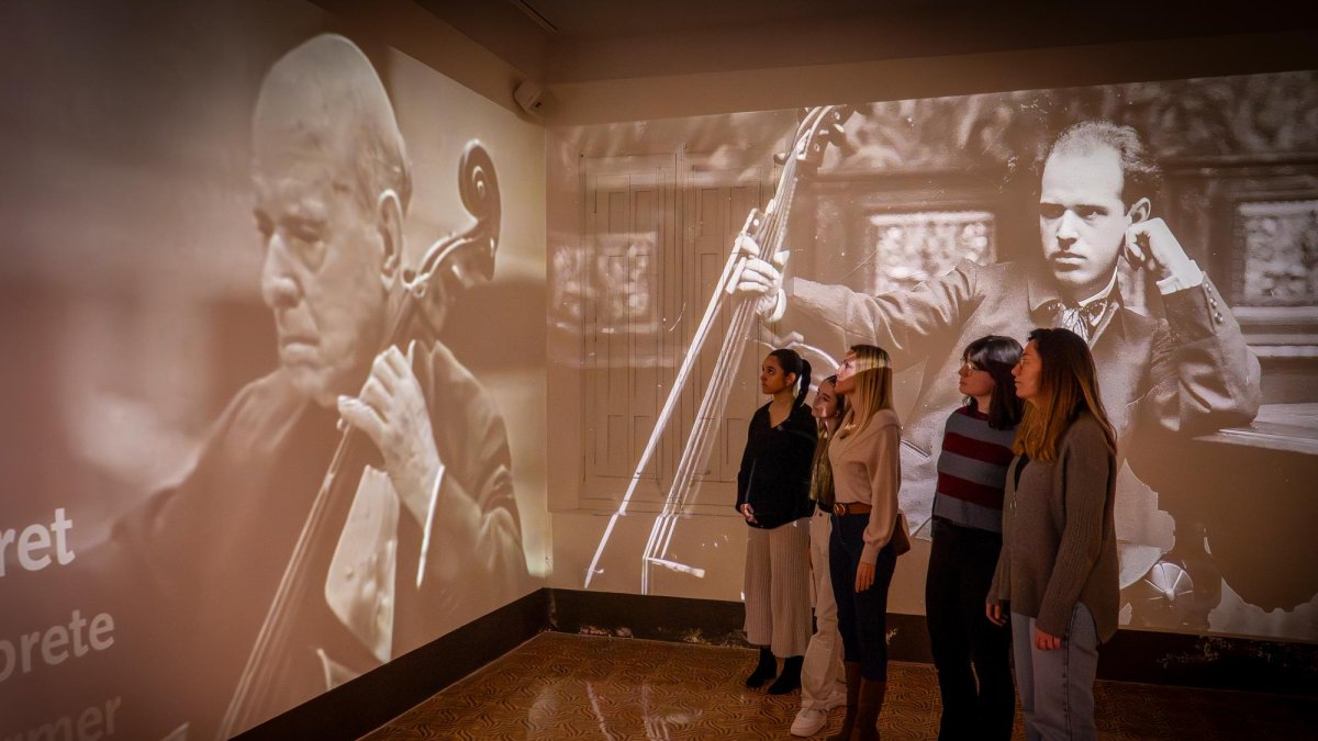 El Museu Pau Casals compta amb audiovisuals que mostren la trajectòria musical del mestre.