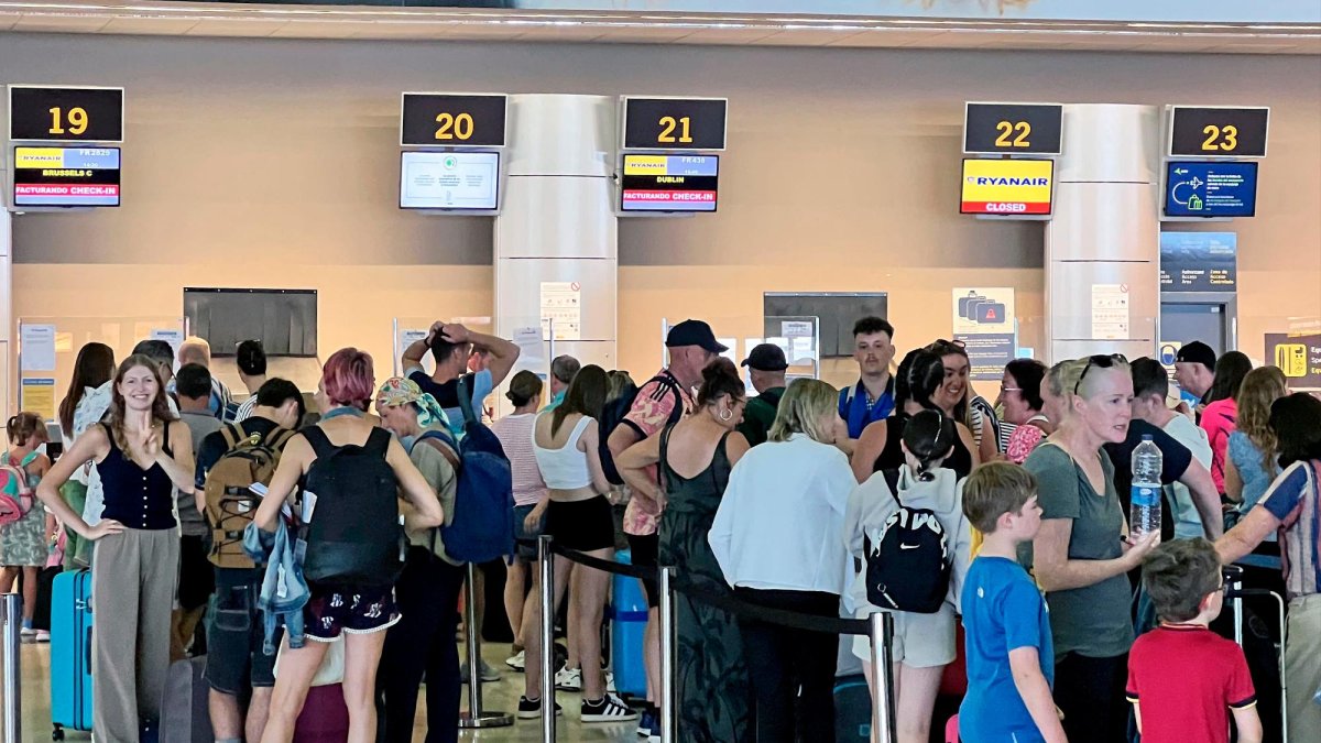 Numerosos usuarios del Aeropuerto de Reus, ayer, que se vieron afectados por esta crisis mundial.