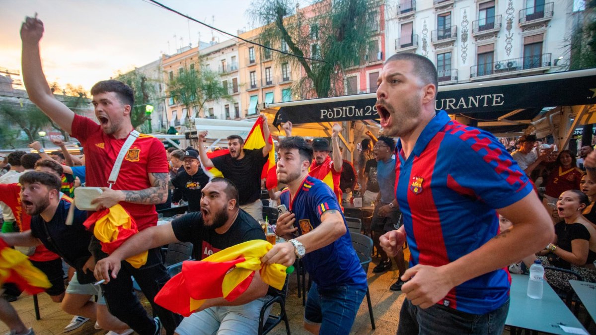 Aficionados siguiendo la semifinal de la Eurocopa en la Plaça de la Font de Tarragona.