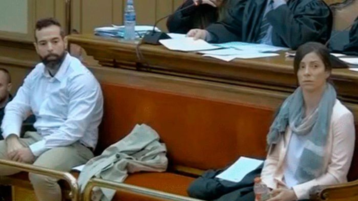 Albert López y Rosa Peral, en 2020, en el banquillo de los acusados.