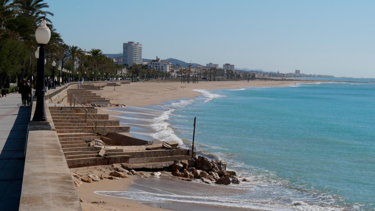 Escaleras de acceso a la playa.