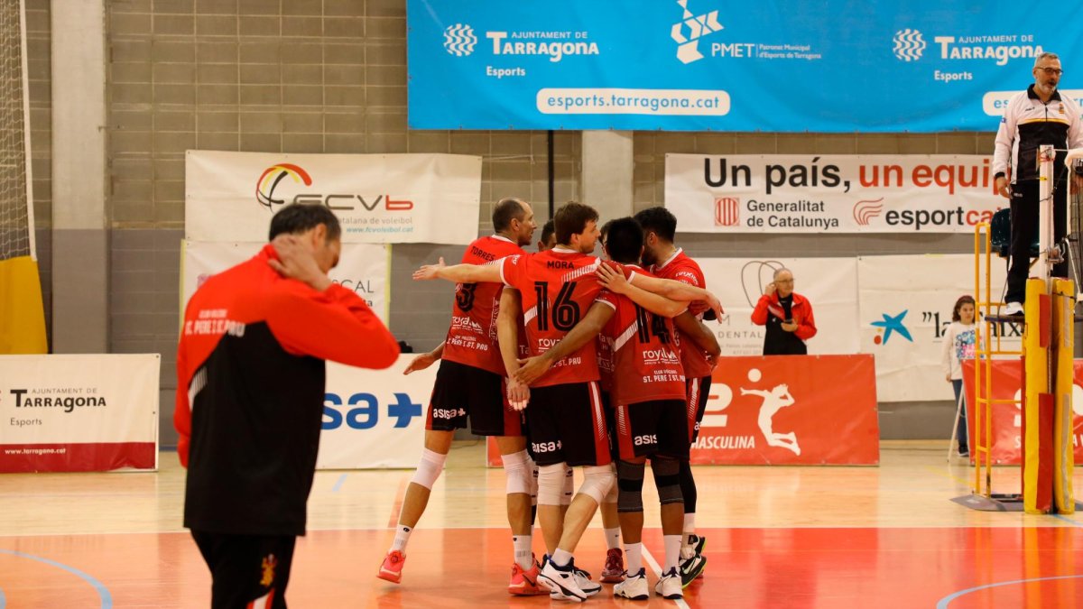 Los jugadores rojillos celebran un punto esta temporada.