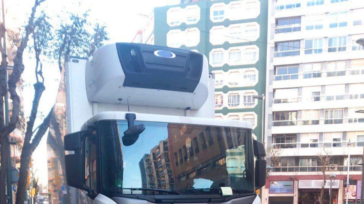 El camión, aparcado en la calle Prat de la Riba.