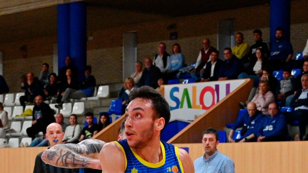 El jugador del CB Salou, Isaac Mayo, en una acción del último partido de liga regular.