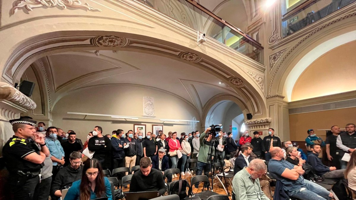 Agentes de la Guàrdia Urbana en el pleno del Ayuntamiento.