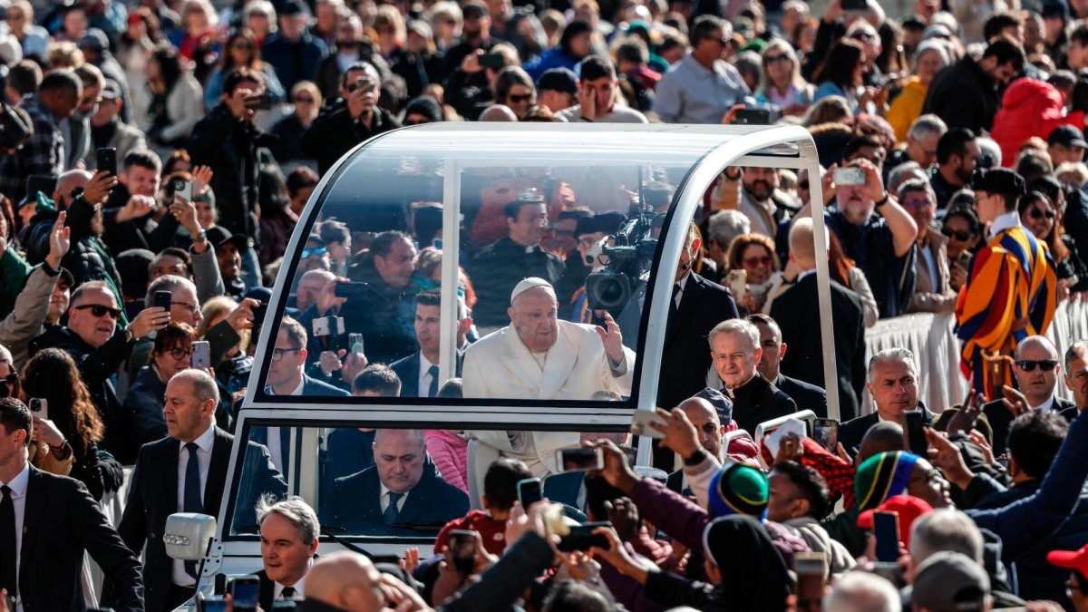 El Papa Francisco a su llegada para encabezar la audiencia general semanal en la Plaza de San Pedro, Ciudad del Vaticano, este pasado miércoles.