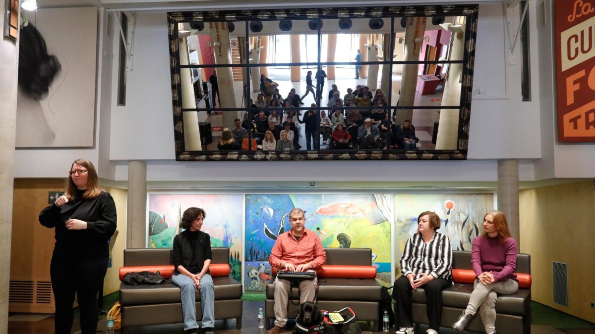 El acto con las tres especialistas fue moderado por el periodista Miquel González.