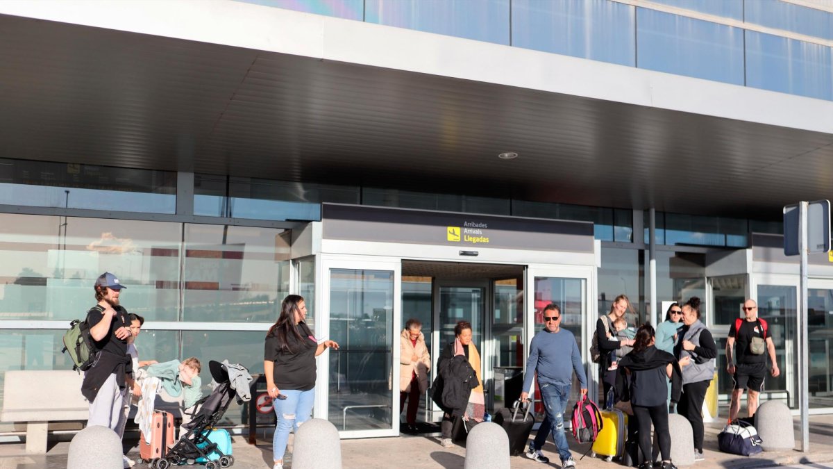 Pasajeros en la zona de llegadas del Aeropuerto de Reus, en la temporada 2023.