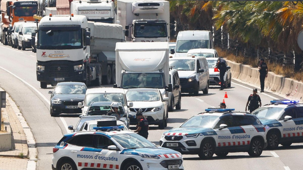 El dispositivo 'Jaula' de los Mossos d'Esquadra para localizar al expresident Carles Puigdemont, que ha desaparecido tras regresar a Catalunya y pronunciar un discurso, está causando algunas retenciones en varias vías debido a los controles desplegados por la Policía de la Generalitat.