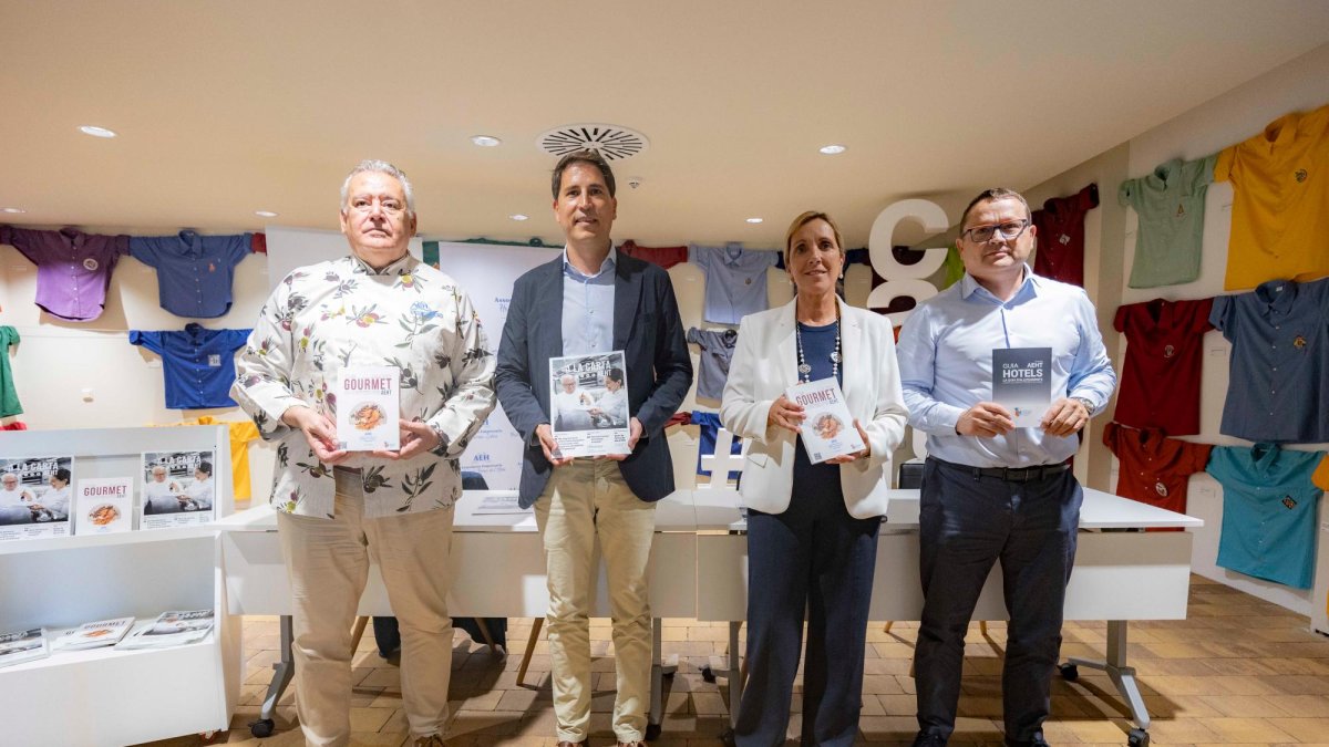 Josep Maria Rovira, Francesc Pintado, Dolors Farré i Magí Mallorquí amb exemplars de la Guia i de la revista ‘A la Carta’.