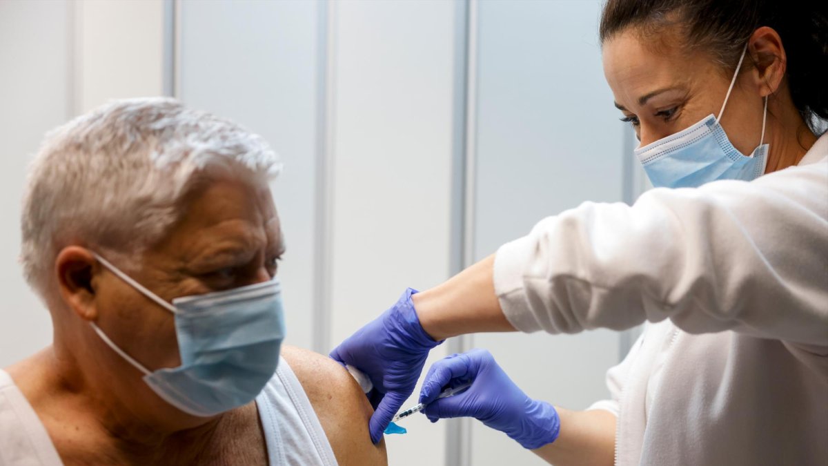 Imagen de archivo de una persona recibiendo una vacuna