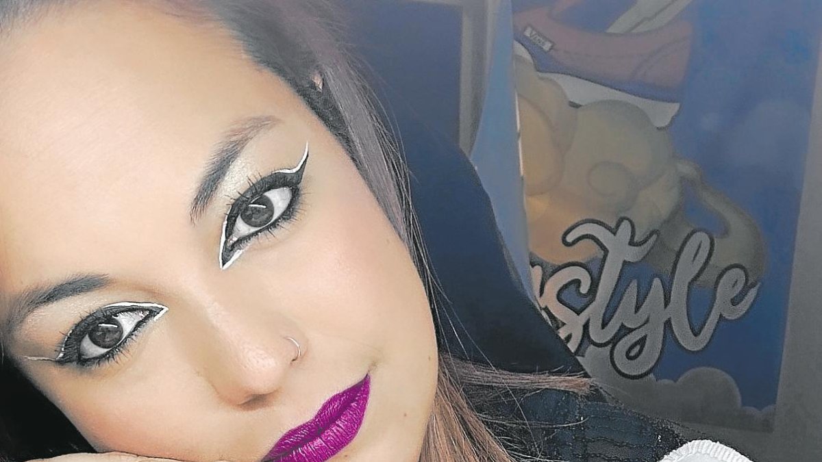 Anna Jové, de Castellvell del Camp, con unas zapatillas customizadas en primer plano.