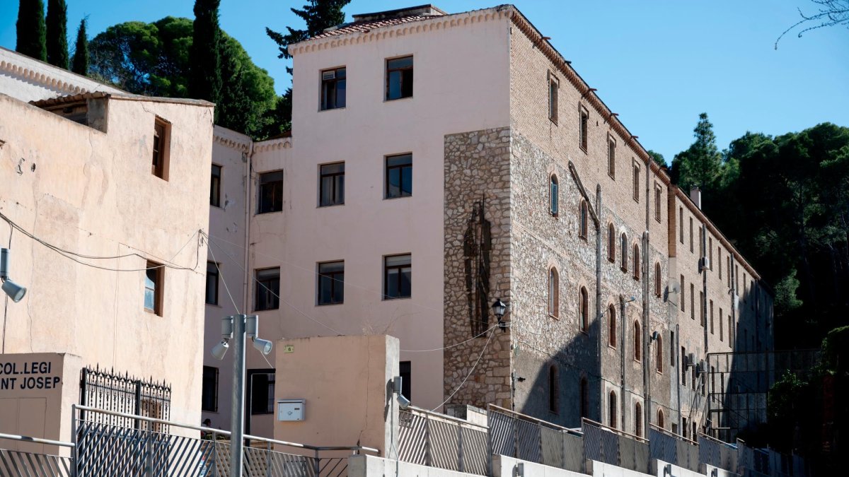 El projecte preveu una sala esportiva coberta i diferents naus per a usos culturals.