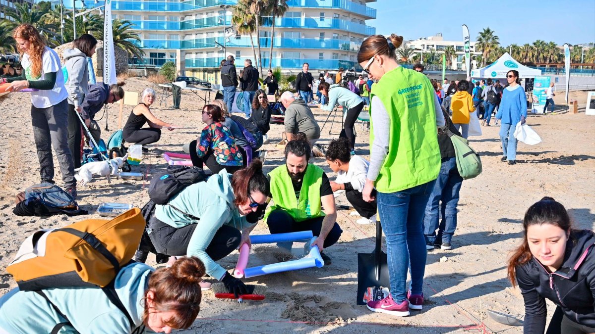 A lo largo de toda la mañana, decenas de personas recogieron y clasificaron diferentes tipos de residuos vertidos en la playa.