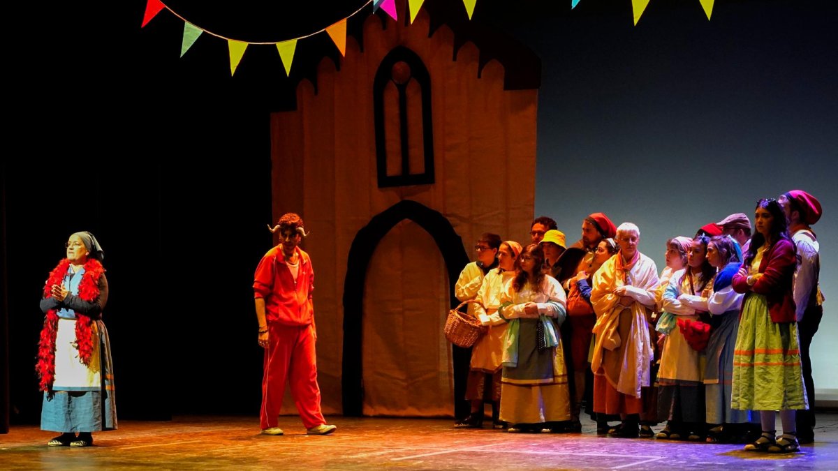 Un instante de la obra en el que aparece Satanàs caminando por el centro del escenario.