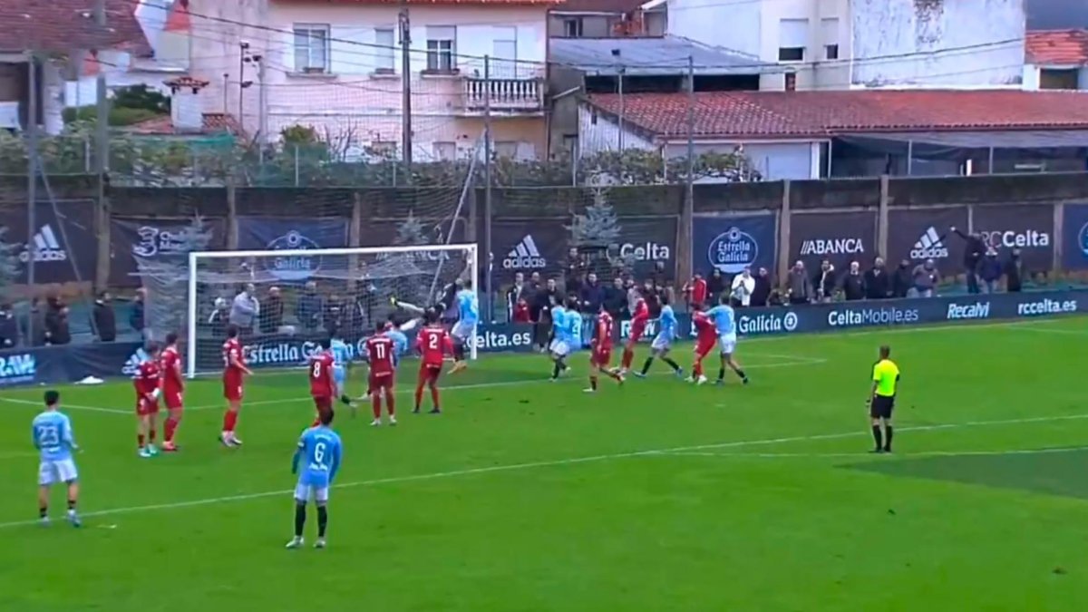 Instante en el que el portero del Nàstic despeja la falta de Hugo Álvarez que iba directa a la escuadra.