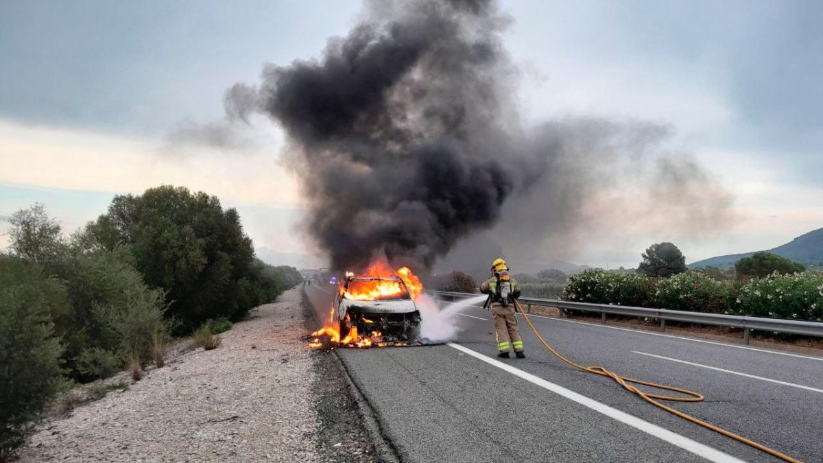 Un bombero apagando el fuego.