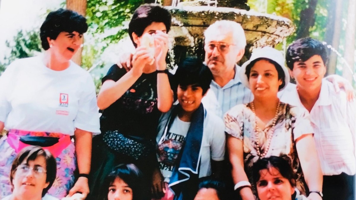 Mn. Joan Tomàs amb un grup de joves del Club Vaixell.