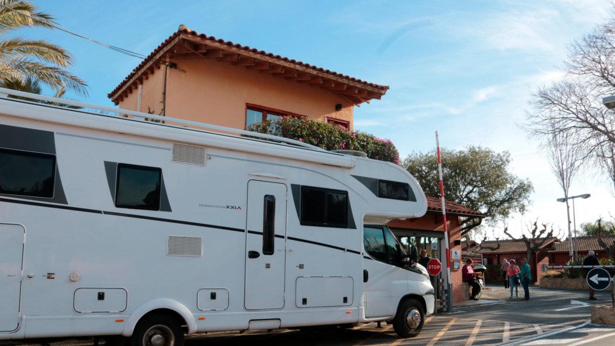 Una autocaravana espera per poder fer el check in al Càmping la Llosa de Cambrils.