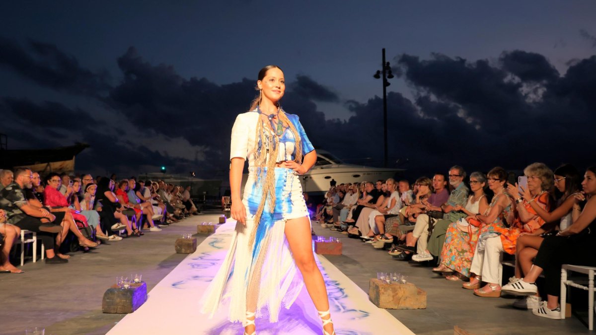 Uno de los vestidos en la pasarela de ArtNus dispuesta en el Varadero del Club Nàutic.