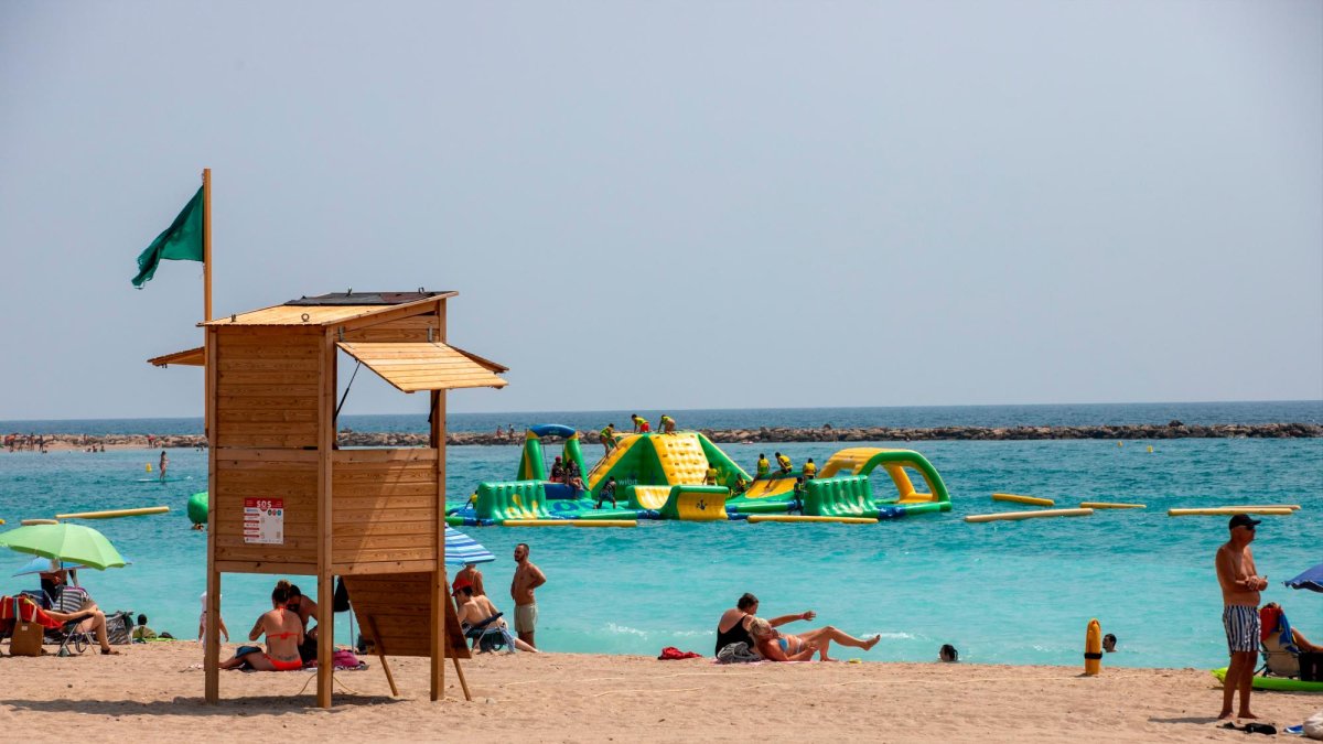 La playa del Arenal de L’Hospitalet de l’Infant, este jueves al mediodía.