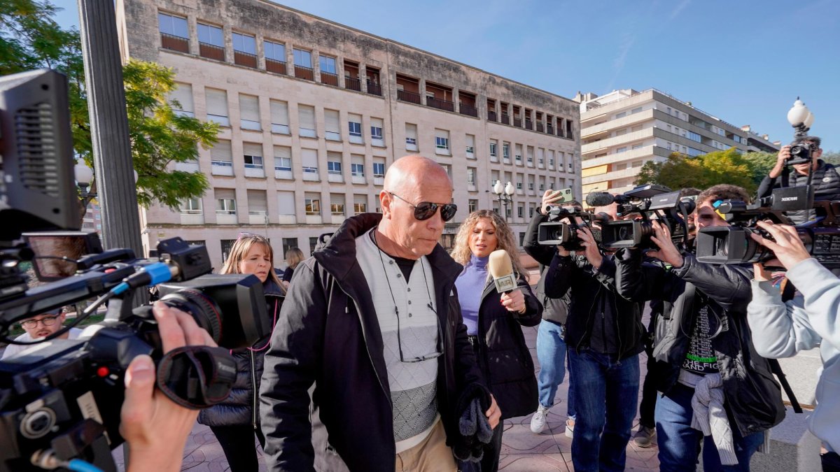 Francisco Peral, el padre de Rosa, a la salida del Palau de Justícia de Tarragona y perseguido por los periodistas.